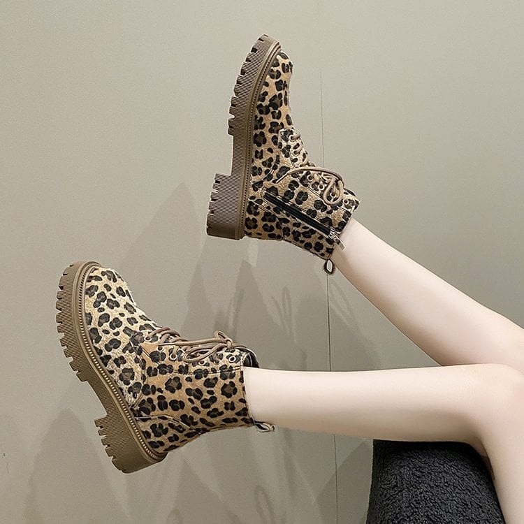 Leopárd mintás csizma – fűzős, PU felsőrész, gumi talp, középmagas sarok 3–5 cm