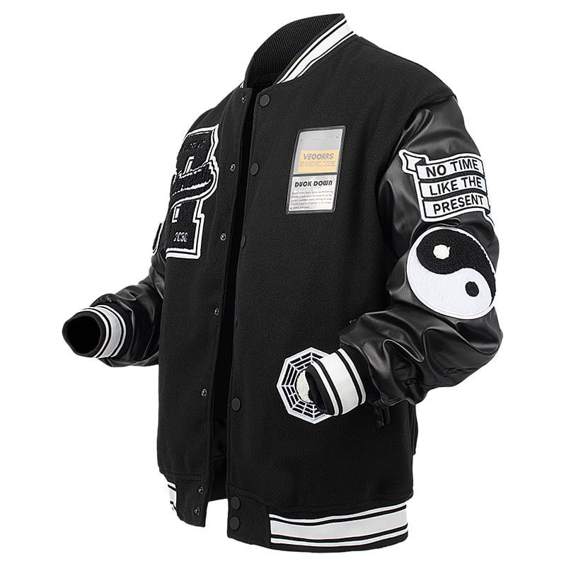 Siuvinėta vyriška striukė su stovinčia apykakle, ilgomis rankovėmis, vienos eilės mygtukų užsegimas, ribotas apatinis kraštas