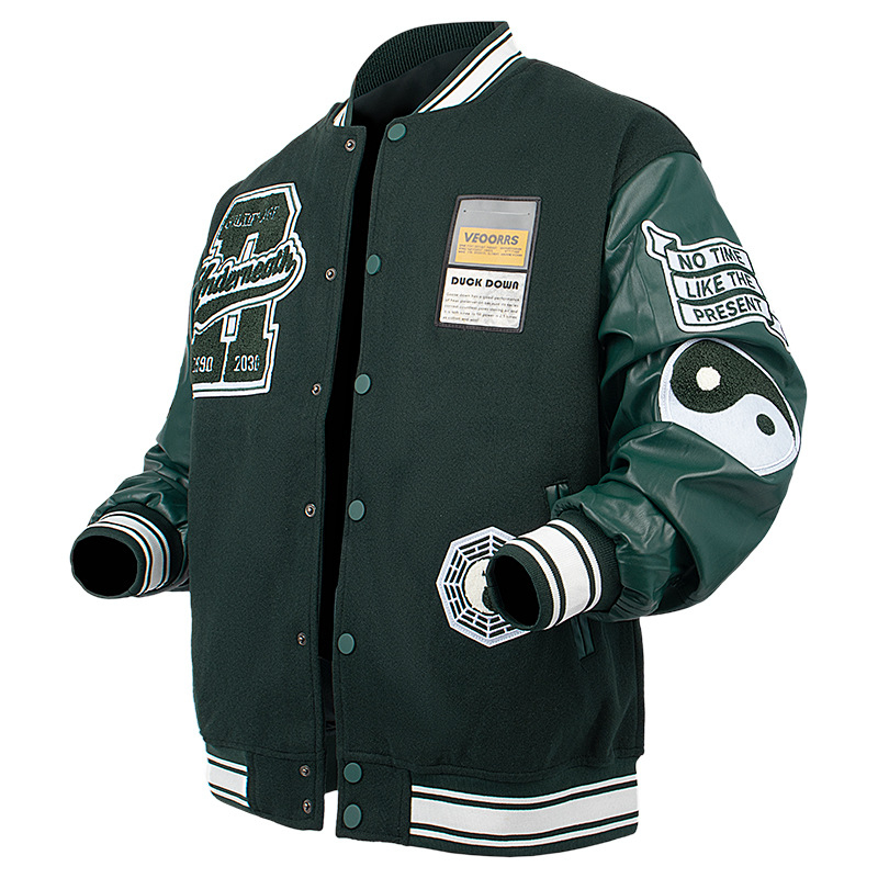 Siuvinėta vyriška striukė su stovinčia apykakle, ilgomis rankovėmis, vienos eilės mygtukų užsegimas, ribotas apatinis kraštas