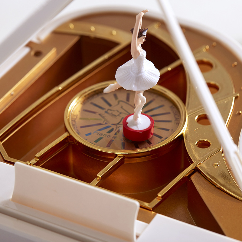 Zenedoboz táncoló lány figurával, zongora modell, forgó balett figura, műanyag kivitel, dekoratív függő dísz