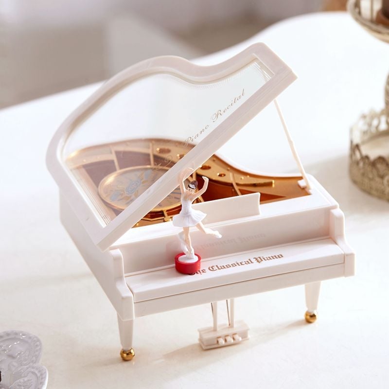 Zenedoboz táncoló lány figurával, zongora modell, forgó balett figura, műanyag kivitel, dekoratív függő dísz