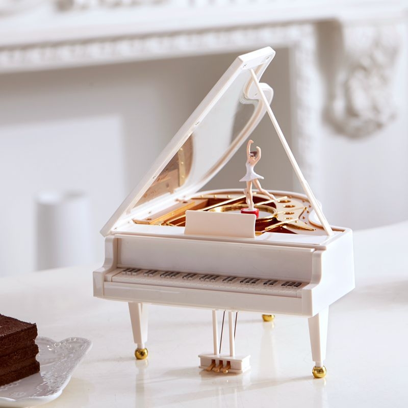 Zenedoboz táncoló lány figurával, zongora modell, forgó balett figura, műanyag kivitel, dekoratív függő dísz