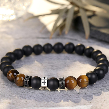 Férfiaknak szánt természetes kő karkötő, kézzel készített, geometriai formájú, személyes stílus — ideális ajándék a nyitóceremóniára