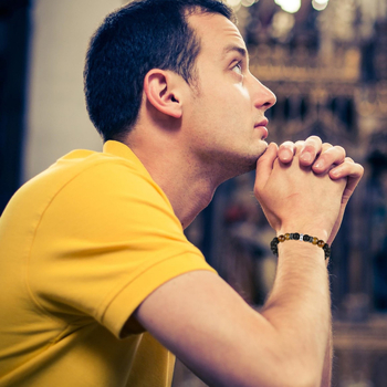 Férfiaknak szánt természetes kő karkötő, kézzel készített, geometriai formájú, személyes stílus — ideális ajándék a nyitóceremóniára