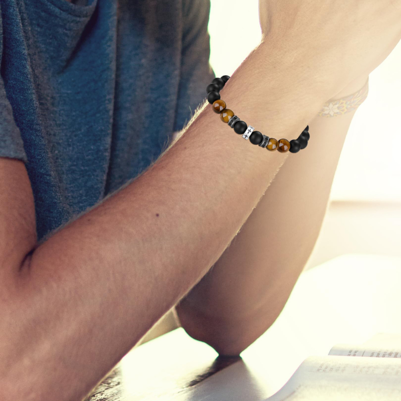 Férfiaknak szánt természetes kő karkötő, kézzel készített, geometriai formájú, személyes stílus — ideális ajándék a nyitóceremóniára