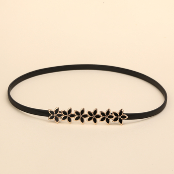 Virágmintás deréköv, vékony szélességű (<2 cm), fém anyagú, tűcsatos csattal, elektroplattált felülettel