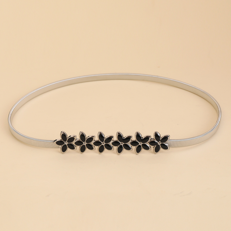 Virágmintás deréköv, vékony szélességű (<2 cm), fém anyagú, tűcsatos csattal, elektroplattált felülettel