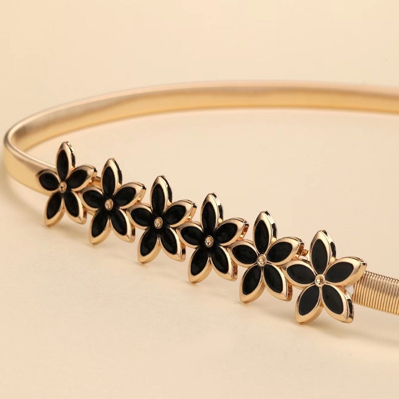 Virágmintás deréköv, vékony szélességű (<2 cm), fém anyagú, tűcsatos csattal, elektroplattált felülettel