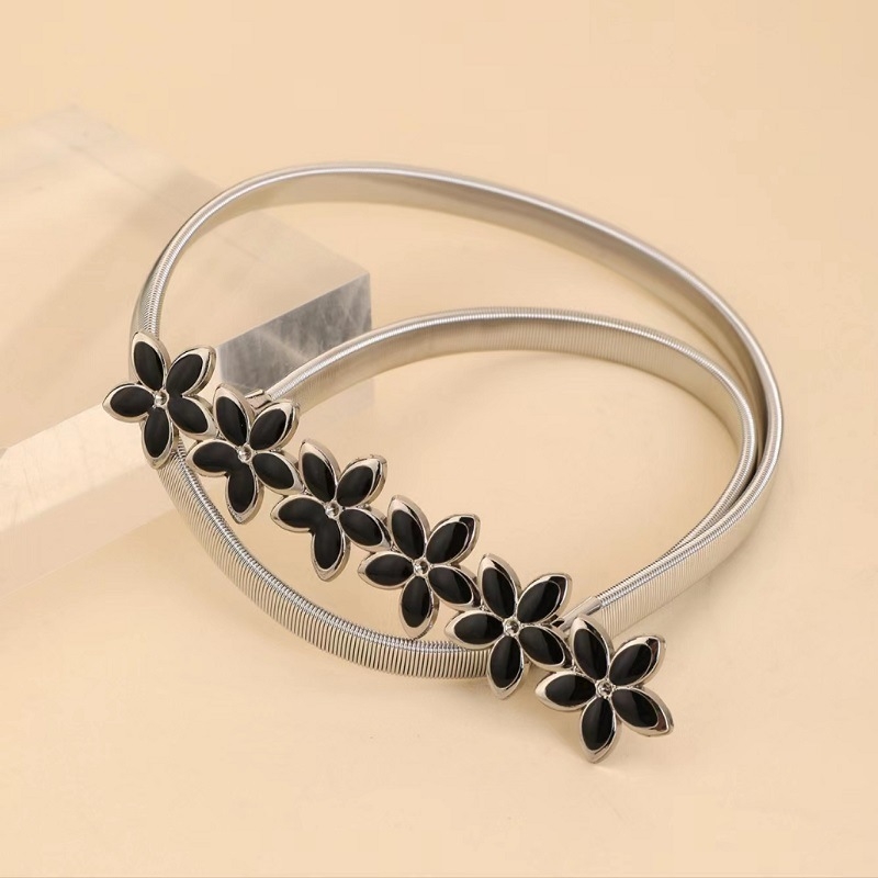 Virágmintás deréköv, vékony szélességű (<2 cm), fém anyagú, tűcsatos csattal, elektroplattált felülettel