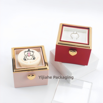 Πλαστικό κουτί δώρου με δαχτυλίδι και κρεμαστό – σχέδιο αρκουδάκι‑τούρτα, συσκευασία κοσμημάτων