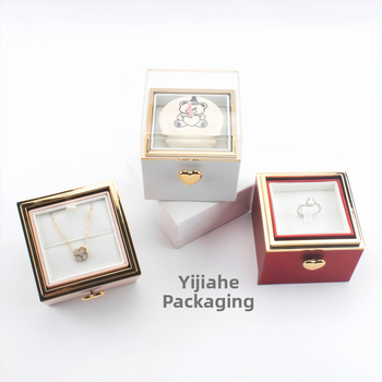 Πλαστικό κουτί δώρου με δαχτυλίδι και κρεμαστό – σχέδιο αρκουδάκι‑τούρτα, συσκευασία κοσμημάτων