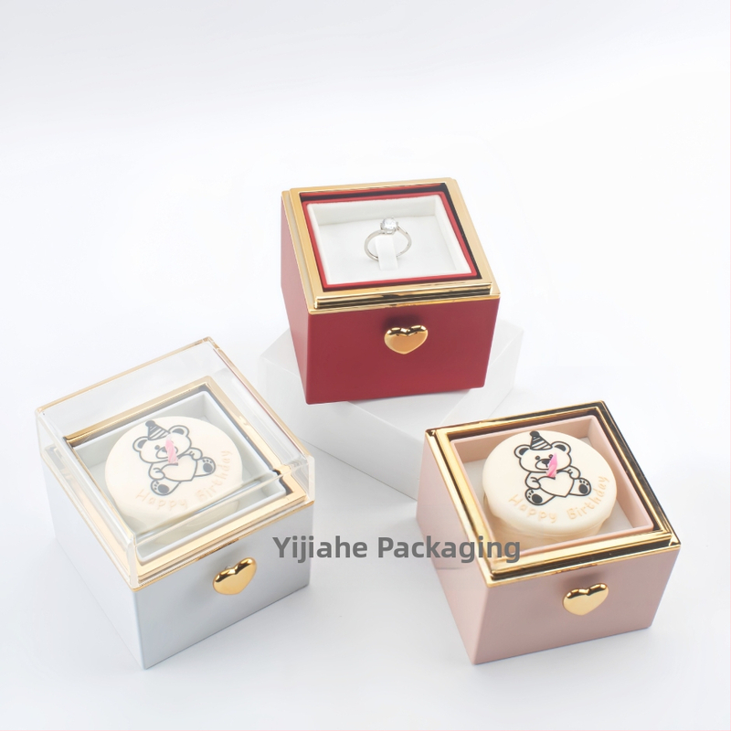 Πλαστικό κουτί δώρου με δαχτυλίδι και κρεμαστό – σχέδιο αρκουδάκι‑τούρτα, συσκευασία κοσμημάτων