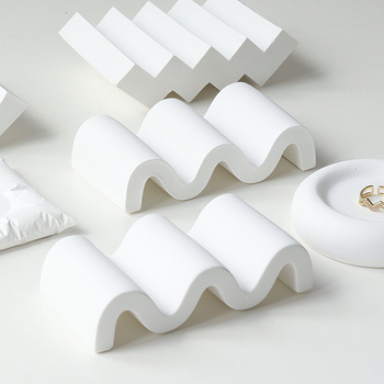 Gipses fons produktu fotografēšanai – minimālistisks viļņots nestandarta kāpņu dizains