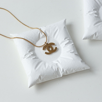 Gipses fons produktu fotografēšanai – minimālistisks viļņots nestandarta kāpņu dizains