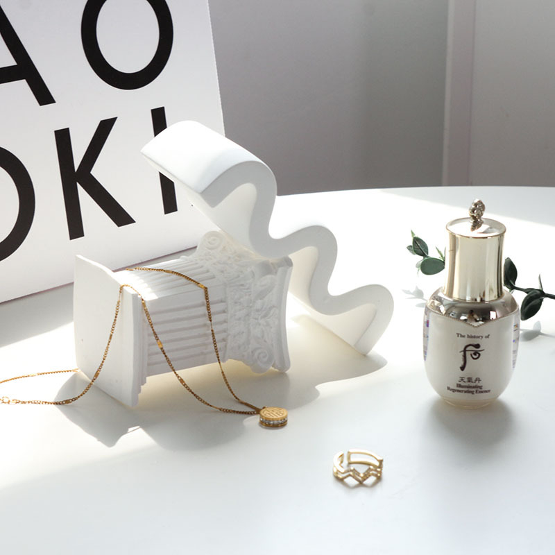 Gipses fons produktu fotografēšanai – minimālistisks viļņots nestandarta kāpņu dizains