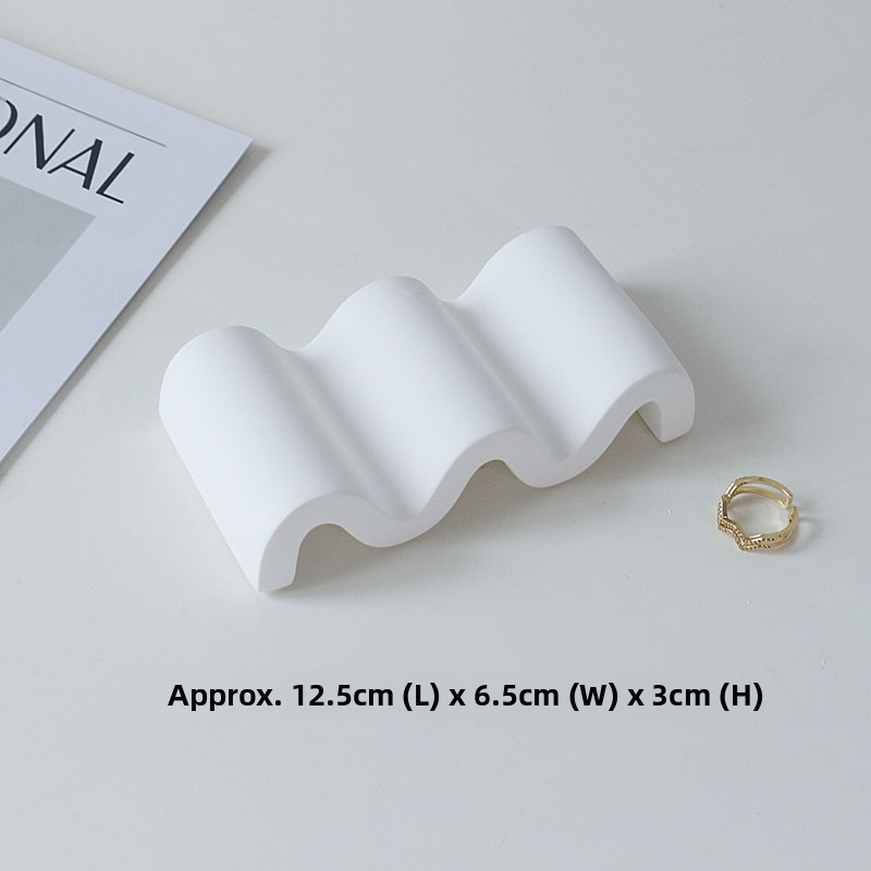 Gipses fons produktu fotografēšanai – minimālistisks viļņots nestandarta kāpņu dizains