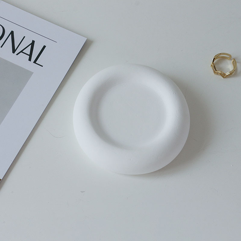 Gipses fons produktu fotografēšanai – minimālistisks viļņots nestandarta kāpņu dizains