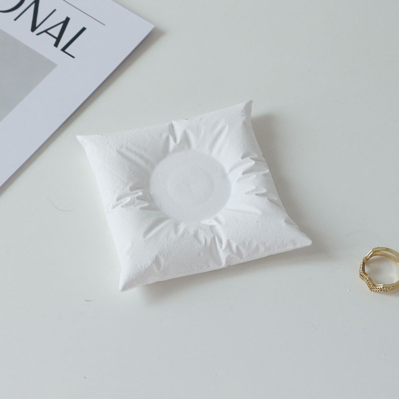 Gipses fons produktu fotografēšanai – minimālistisks viļņots nestandarta kāpņu dizains