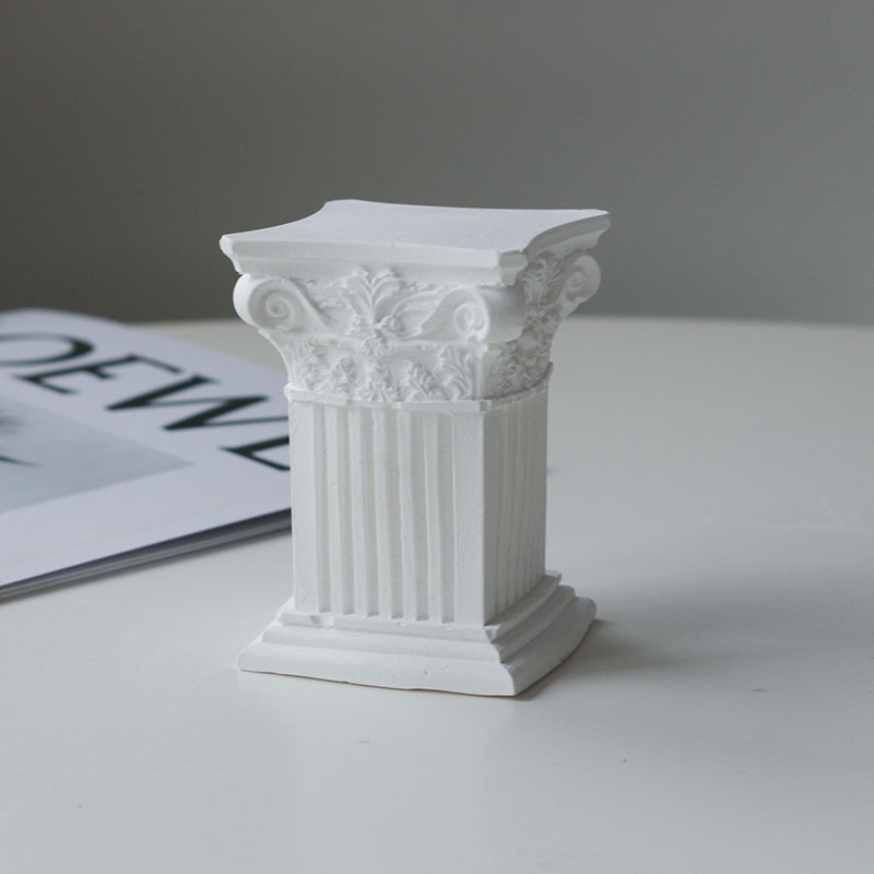 Gipses fons produktu fotografēšanai – minimālistisks viļņots nestandarta kāpņu dizains