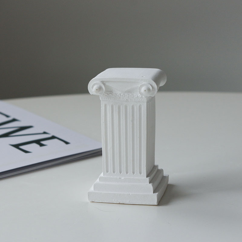 Gipses fons produktu fotografēšanai – minimālistisks viļņots nestandarta kāpņu dizains