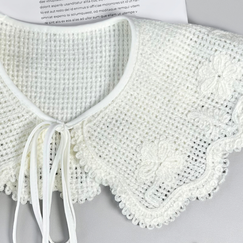 Памучна фалшива яка с пухена акцент, връзване, мъниста, прорези и бродирана дантела, минималистичен стил