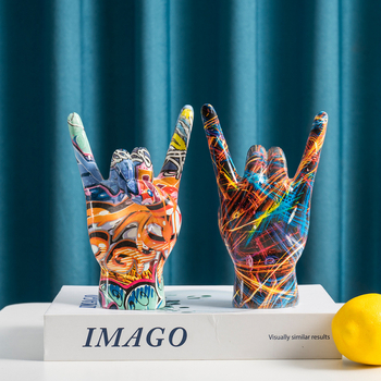 Смолена фигура с рок жест за домашен декор, дневна, шкаф за вино и антре — Journey to the West Home