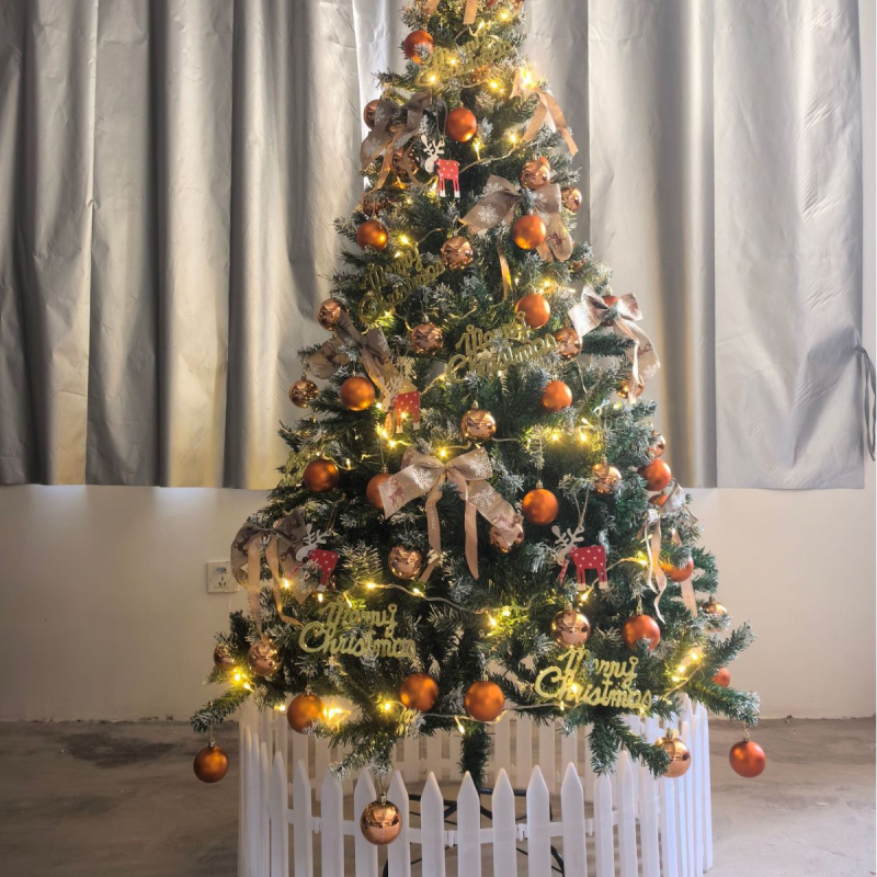 Stalo Kalėdinė eglutė dekoracijoms; medžiaga: ekologiškas PVC ir korozijai atsparus geležis; pakuotė: vienkartinė kartono dėžė; ženklas: Pinyou