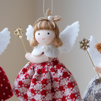 Μαλακή χριστουγεννιάτικη κούκλα-κρεμάστρα με καρό φούστα και μαργαριταρένιο κεφαλόδεσμο – μάρκα Huiyin, στυλ μοντέρνας τέχνης, υλικό ύφασμα