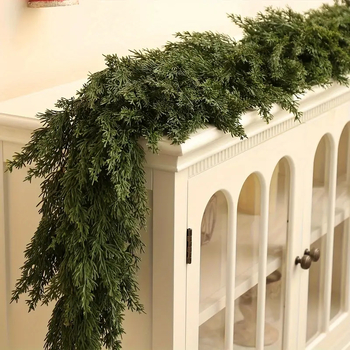 Rankų darbo Kalėdinė ratanų girlianda su PE/PVC medžiaga ir kipruso lapų akcentu – tinkama verslo dovanoms ir švenčių dekoravimui