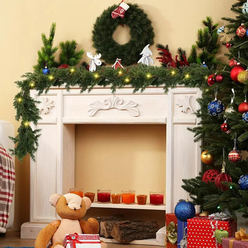 Rankų darbo Kalėdinė ratanų girlianda su PE/PVC medžiaga ir kipruso lapų akcentu – tinkama verslo dovanoms ir švenčių dekoravimui