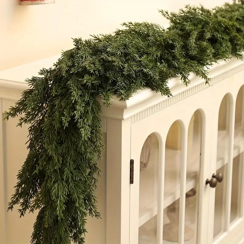 Rankų darbo Kalėdinė ratanų girlianda su PE/PVC medžiaga ir kipruso lapų akcentu – tinkama verslo dovanoms ir švenčių dekoravimui