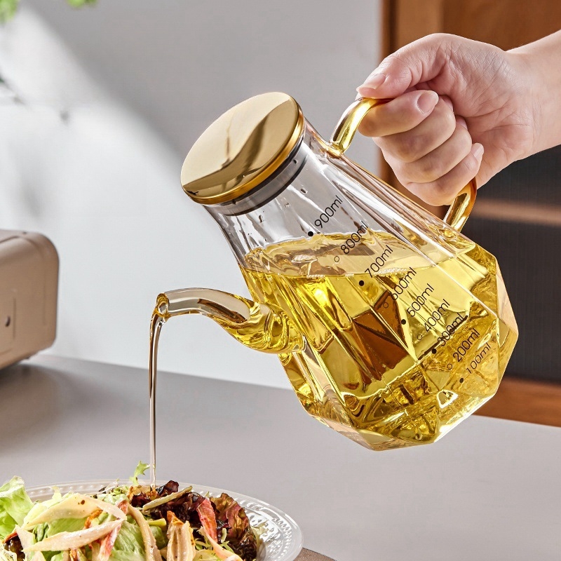 Deimantinio tipo skaidrus prieskonių buteliukas iš aukšto borosilikatinio stiklo; aliejaus buteliukas ir aliejaus filtravimo indas; modernus minimalistinis stilius; prekinis ženklas Independent; išleista 2016 m. ruduo