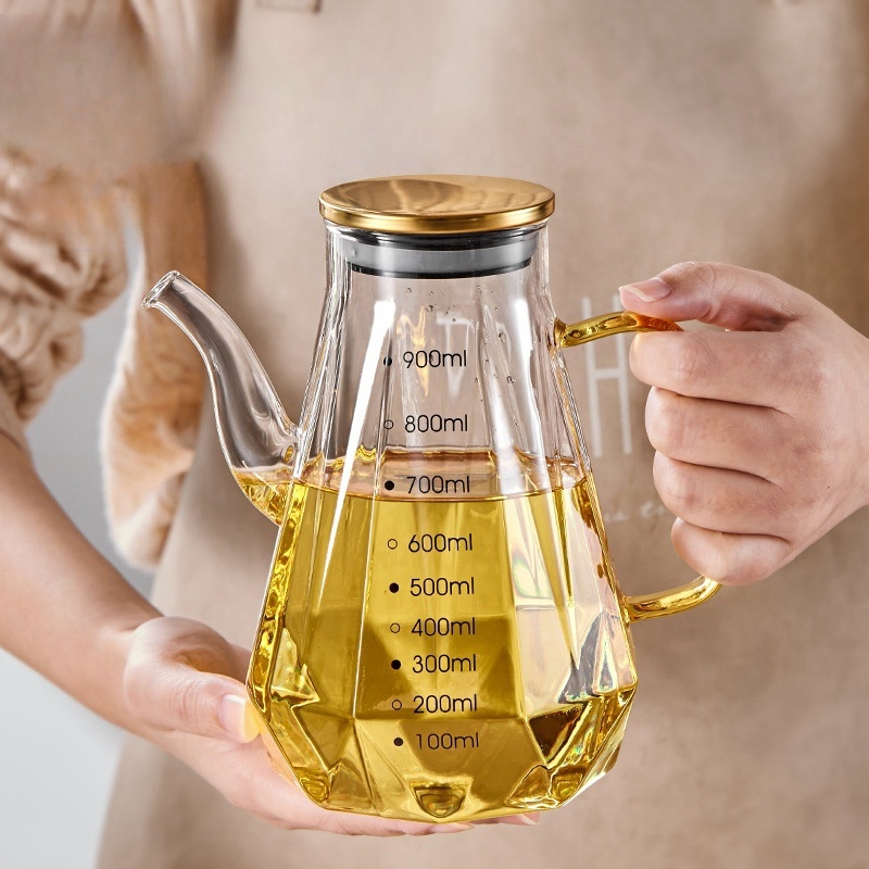 Deimantinio tipo skaidrus prieskonių buteliukas iš aukšto borosilikatinio stiklo; aliejaus buteliukas ir aliejaus filtravimo indas; modernus minimalistinis stilius; prekinis ženklas Independent; išleista 2016 m. ruduo