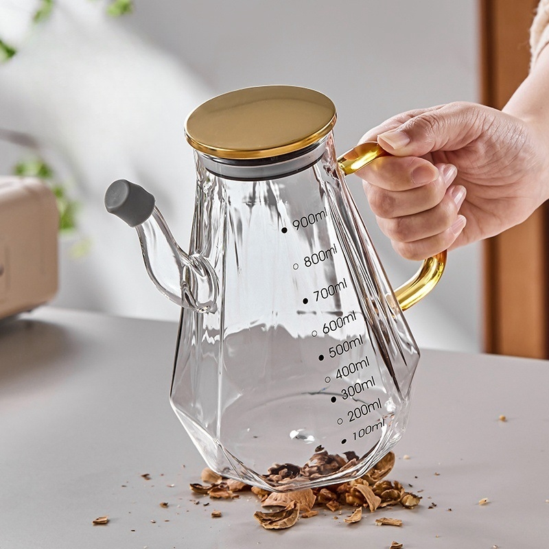 Deimantinio tipo skaidrus prieskonių buteliukas iš aukšto borosilikatinio stiklo; aliejaus buteliukas ir aliejaus filtravimo indas; modernus minimalistinis stilius; prekinis ženklas Independent; išleista 2016 m. ruduo