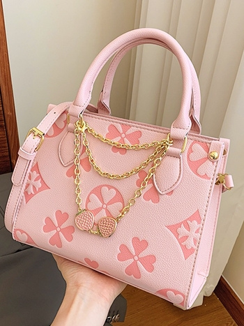 Τσάντα υπό μασχάλη με αλυσίδα - PU, κάθετη τετράγωνη μορφή, φερμουάρ, μία ιμάντας ώμου, καλοκαίρι 2024