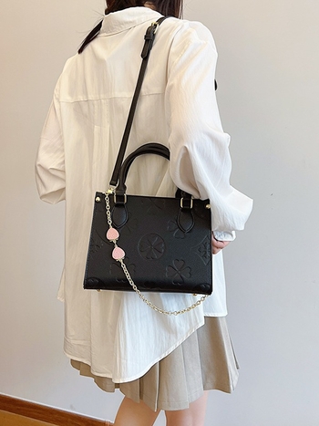 Τσάντα υπό μασχάλη με αλυσίδα - PU, κάθετη τετράγωνη μορφή, φερμουάρ, μία ιμάντας ώμου, καλοκαίρι 2024