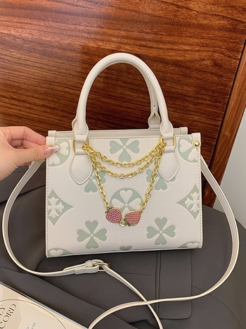 Τσάντα υπό μασχάλη με αλυσίδα - PU, κάθετη τετράγωνη μορφή, φερμουάρ, μία ιμάντας ώμου, καλοκαίρι 2024