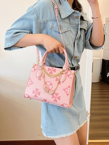 Τσάντα υπό μασχάλη με αλυσίδα - PU, κάθετη τετράγωνη μορφή, φερμουάρ, μία ιμάντας ώμου, καλοκαίρι 2024