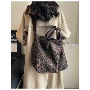 Crossbody táska utcai trend stílusban, nylon anyag, horizontális négyzet alakú forma, cipzáras zárás, poliészter bélés