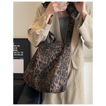 Чанта през рамо в уличен стил, нейлонова материя, хоризонтална квадратна форма, цип, подплата полиестер