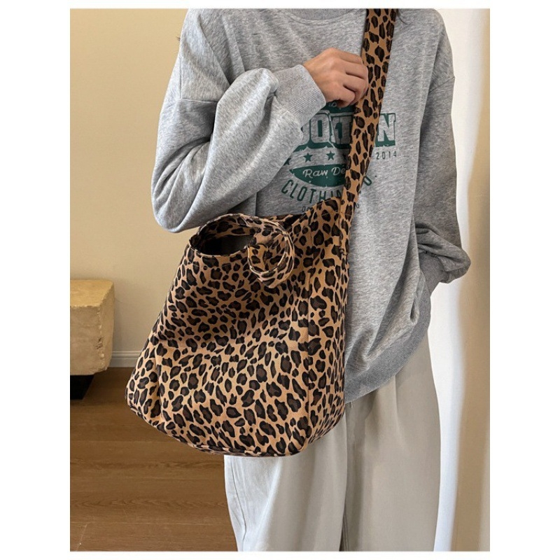 Crossbody táska utcai trend stílusban, nylon anyag, horizontális négyzet alakú forma, cipzáras zárás, poliészter bélés