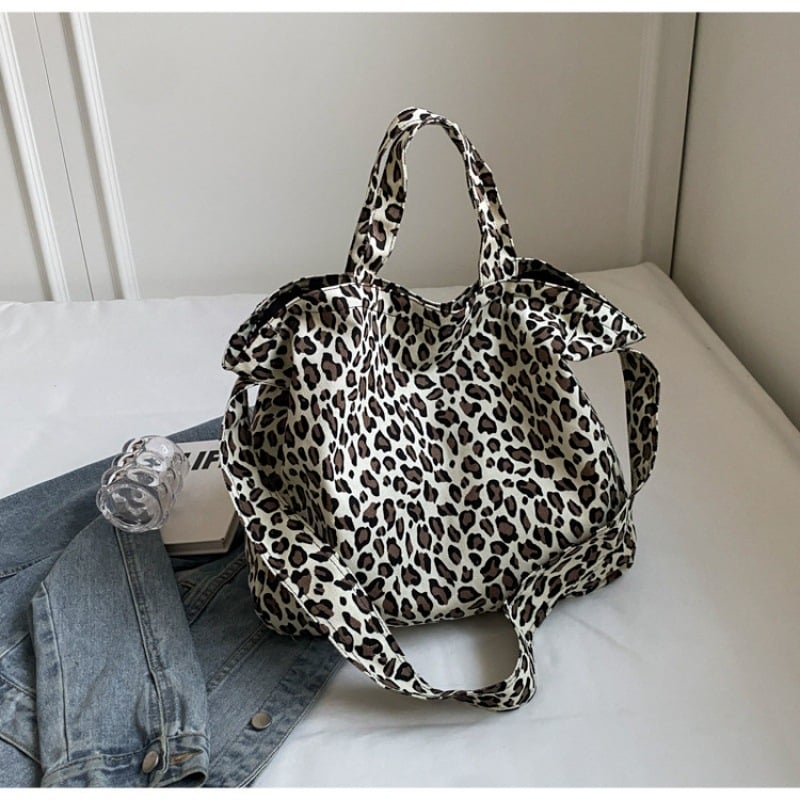 Crossbody táska utcai trend stílusban, nylon anyag, horizontális négyzet alakú forma, cipzáras zárás, poliészter bélés