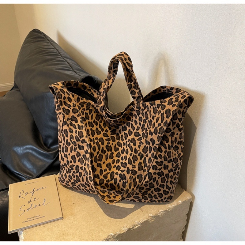 Crossbody táska utcai trend stílusban, nylon anyag, horizontális négyzet alakú forma, cipzáras zárás, poliészter bélés