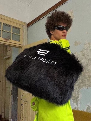 Τσάντα Tote με κεντημένο τεχνητό γούνι – Πολυεστέρας, οριζόντιο τετράγωνο σχήμα, φερμουάρ, μία ιμάντα ώμου, Άνοιξη 2024 (Πολυεστέρας; Οριζόντιο τετράγωνα σχήμα; Φερμουάρ; Μία ιμάντα ώμου; Άνοιξη 2024)