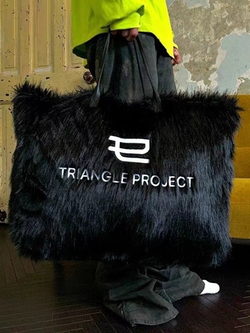 Τσάντα Tote με κεντημένο τεχνητό γούνι – Πολυεστέρας, οριζόντιο τετράγωνο σχήμα, φερμουάρ, μία ιμάντα ώμου, Άνοιξη 2024 (Πολυεστέρας; Οριζόντιο τετράγωνα σχήμα; Φερμουάρ; Μία ιμάντα ώμου; Άνοιξη 2024)