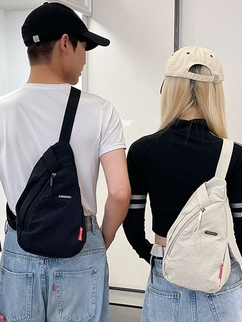 Sieviešu neilona crossbody soma — pilsētveidīga vienkāršība, rāvējslēdzējs, poliestera oderējums, iekšējie nodalījumi telefona un personas apliecības glabāšanai