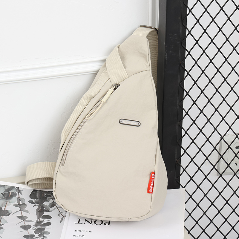 Sieviešu neilona crossbody soma — pilsētveidīga vienkāršība, rāvējslēdzējs, poliestera oderējums, iekšējie nodalījumi telefona un personas apliecības glabāšanai