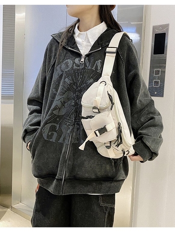 Krusta soma ar lielu ietilpību, neitrāls stils; materiāls: Oxford audums; atvērums: rāvējslēdzējs; ārējā 3D kabata; kods ZTN6012