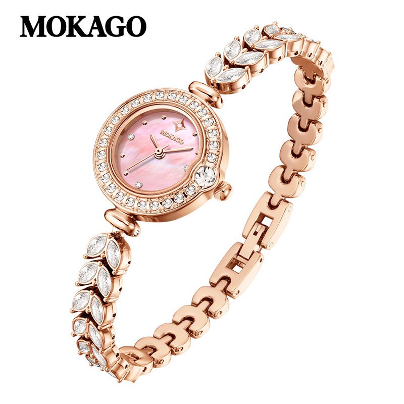 Naise kvartsikell teemantidega kaunistusega ja vasest kettaga kalasaba kujul, ümmargune kellakera (kvartsliikumine; teemantidega kaunistus; vasest kett kalasaba kujul; veekindlus 30 m; ümmargune kellakera)