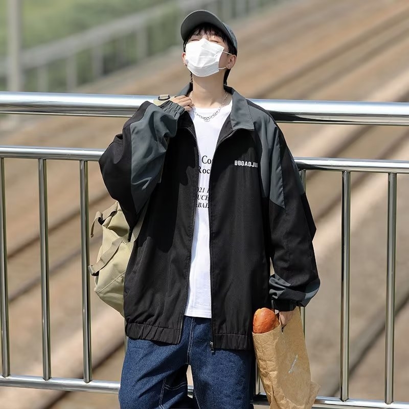 Muška jakna u Hong Kong wind stilu – stojeći ovratnik, zip zatvarač, trodimenzionalne džepove, šavovi u stilu kolaža; vanjski materijal pamuk–poliesterska smjesa